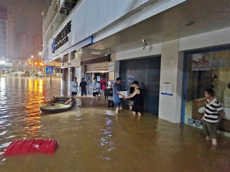 九旬老人因洪水被困家中，他们蹚水前行紧急救援……_韶关发布