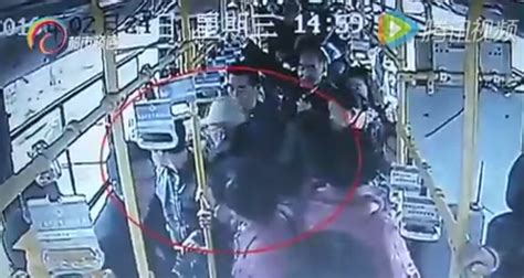 众人在车上给孕妇让座 但是孕妇的一个举动令人大跌眼镜_新闻中心_中国网