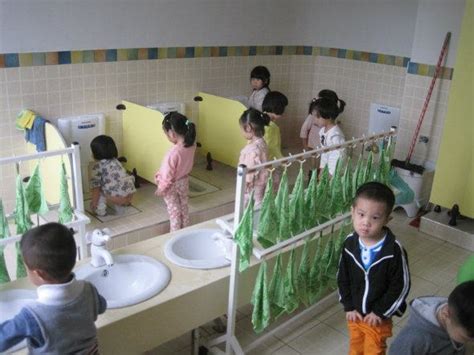 去幼儿园看宝宝，厕所让我无法认同，老师却这样解释|宝宝|幼儿园|厕所_新浪网