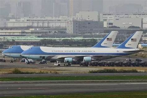 美公布空军一号新配色 新款飞机不再是美国前总统特朗普选择的深红色_军事频道_中华网