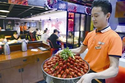 荆州夜市消费步入旺季！小龙虾是“主角”