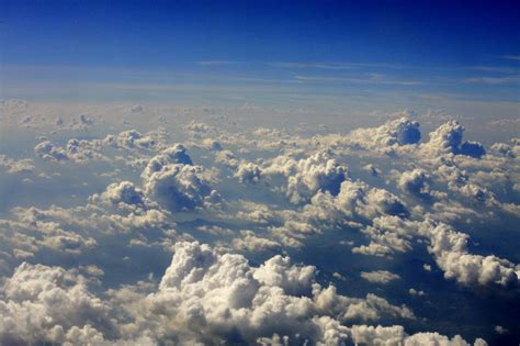 云中漫步 飞机高清图片下载-正版图片500074687-摄图网