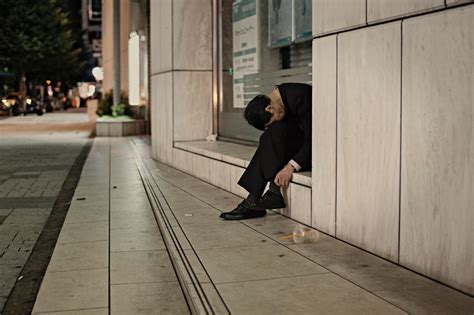 实拍日本街头喝醉的人，她们烂醉如泥，倒地就睡丑态百出！