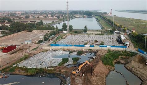 江苏泰兴数万吨化工废料和污泥堆放长江边追踪：已有5人被处分|界面新闻 · 中国
