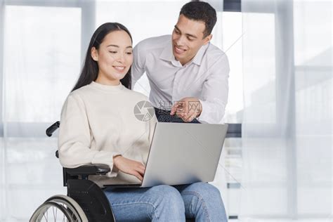 女与男同事一起工作的女青年轮椅天职业高清图片下载-正版图片307847920-摄图网