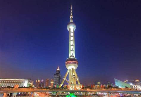 东方明珠一塔高耸，与云霄深情对望，上海的魅力在哪里？-搜狐大视野-搜狐新闻