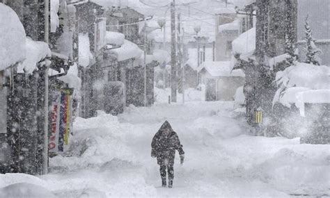 日本又遭受自然灾害? 这次大暴雪严重了, 全被困在这里出不来