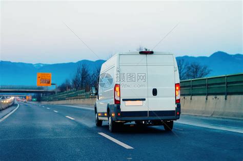 在路上的白色小型货车道上的小型货车汽欧洲面包车运输物流运输汽车与司机高清图片下载-正版图片504060009-摄图网