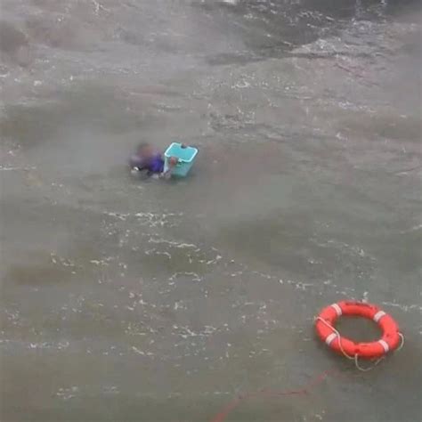 不好！快艇进水，2人掉进海里|钦州市_新浪新闻