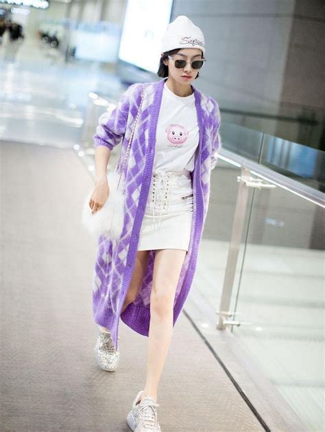 宋茜穿着紫色裤秀长腿，穿搭潮流时尚，紫色宝石镶嵌的肯定很贵！
