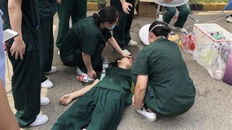 心疼！支援南京女护士高温天入户做核酸，连爬4栋楼中暑晕倒_凤凰网视频_凤凰网