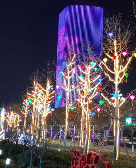 甘肃省庆阳市西峰区最繁华的地段，夜晚亮化效果超好的东东丽景茂