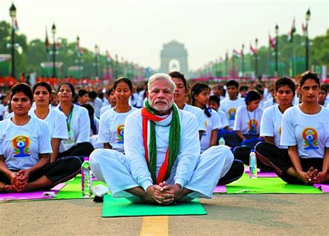 [视频]实拍印总理莫迪率4.5万民众秀瑜伽 庆祝瑜伽日 - 时政要闻 - 红网视听