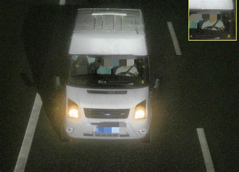 两个开着白色敞篷车的快乐朋友到处开车寻高清图片下载-正版图片502537119-摄图网