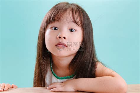 天真水平构图东方人小女孩的可爱表情高清图片下载-正版图片501921912-摄图网