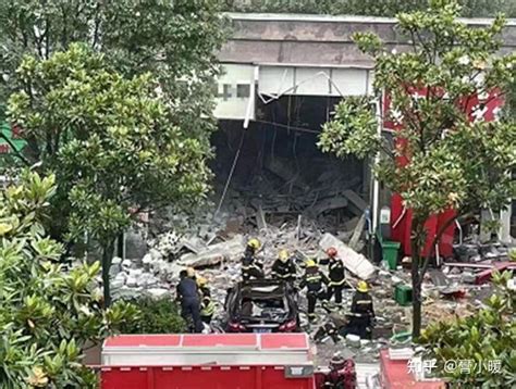 长沙一早餐馆发生爆炸，现场一片废墟，1名消防员牺牲，13人受伤 - 知乎