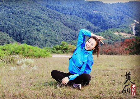 气象台主持人外景连线遭雷击 雨伞和手上现火花(含视频)_手机新浪网