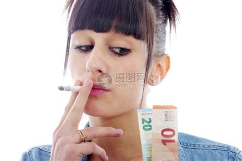 女人抽烟找钱白着高清图片下载-正版图片307219893-摄图网