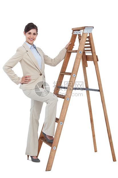 愉快的女商务人士攀上职业阶梯高清图片下载-正版图片321763682-摄图网