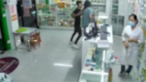 警方回应男子带女子进药店踢踹打骂_凤凰网视频_凤凰网