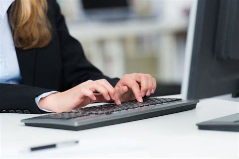 女人手打字图片-女人的手放在电脑键盘上打字素材-高清图片-摄影照片-寻图免费打包下载