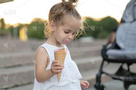 小白人女孩3岁吃冰淇淋特写肖像