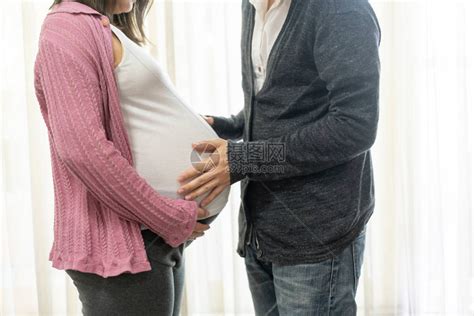 怀孕的夫妻在家里感受爱和放松父亲照顾怀孕的母亲产妇和怀高清图片下载-正版图片506164203-摄图网