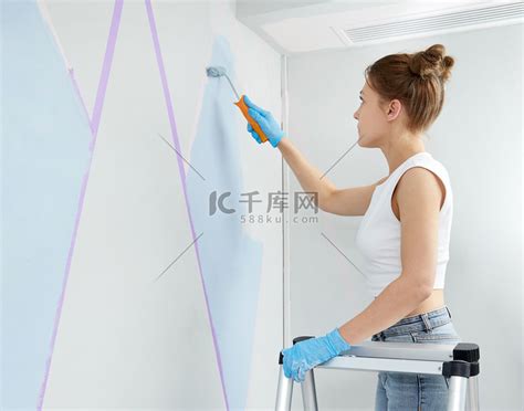 带油漆滚筒的男手绘墙粉刷公寓用插画图片下载-正版图片503040415-摄图网