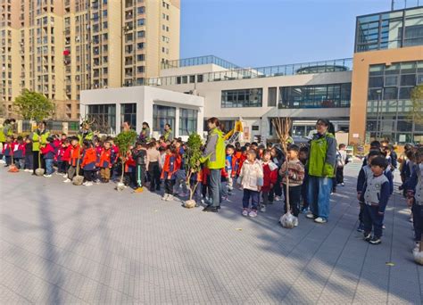 许昌市文化街幼儿园--贝宝娃幼儿园人工智能晨检机器人