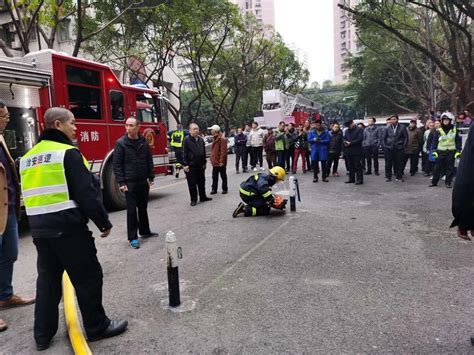 重庆一居民楼着火多层燃烧，居民：有路桩阻碍消防车被锯掉