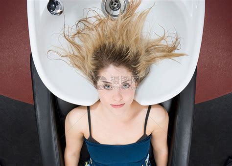 理发店洗头的女人高清图片下载-正版图片501518559-摄图网