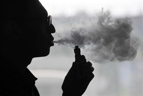 世界无烟日男人抽着烟拿着肺的病历手绘插画插画图片下载-正版图片401394343-摄图网