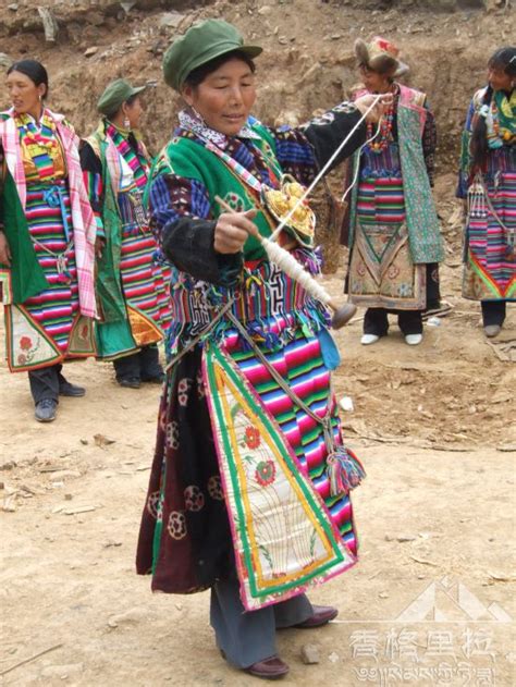 康巴藏族女性传统服饰 图片 | 轩视界