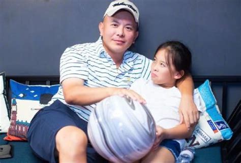 41岁刘涛携一双儿女登封面，儿子帅气但更像妈妈 女儿像爸爸