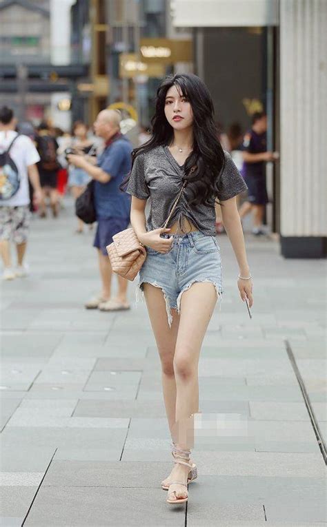 熊黛林穿牛仔短裤图片