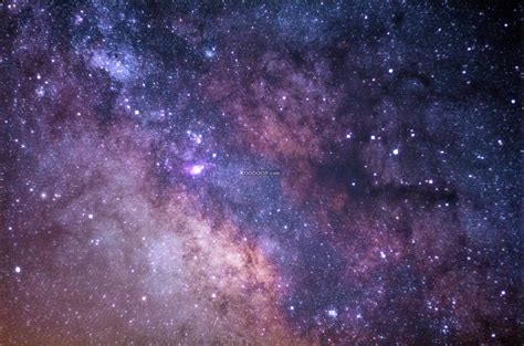 浩瀚宇宙的夜空中繁星点点形成美丽的星云