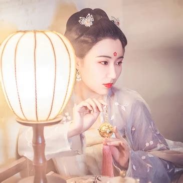 古风女生拿灯头像图片