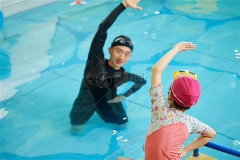 教练在游泳馆里教小朋友游泳高清图片下载-正版图片502214762-摄图网