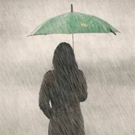 雨中打伞的背影图片