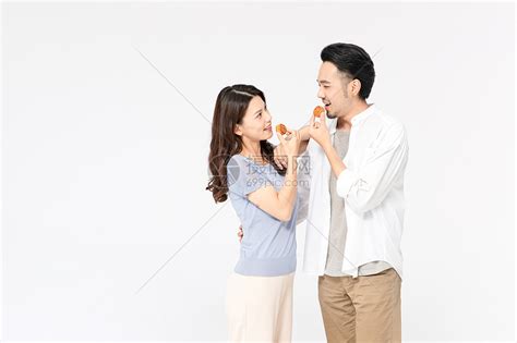 青年夫妻吃月饼高清图片下载-正版图片501356476-摄图网