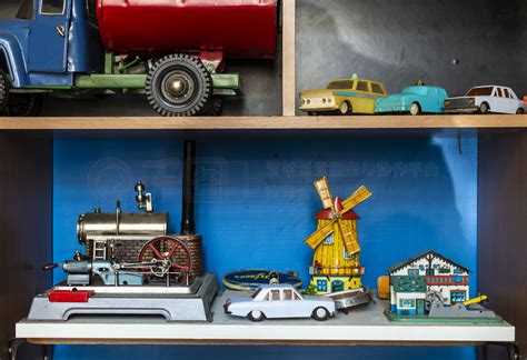 架子上的旧老式玩具。在一家商店收集老式汽车玩具。鲜艳的色彩。生活方式免费下载_jpg格式_6576像素_编号42734296-千图网