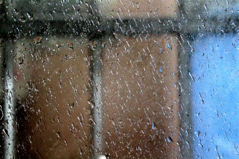 下雨天窗外飘满水的玻璃高清摄影大图-千库网