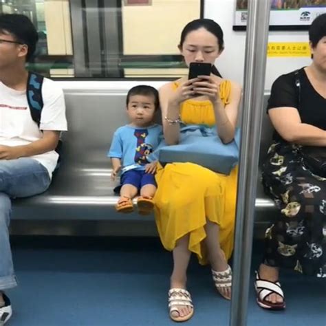 3岁男孩地铁上的坐姿引人注目，乘客们纷纷赞叹道：这才叫有教养