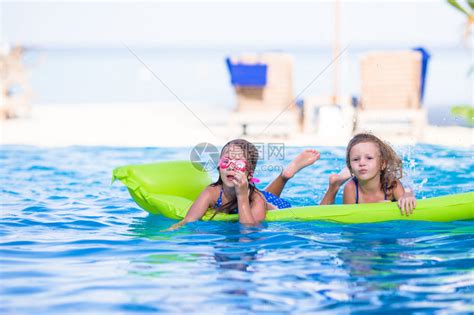 可爱的小女孩在室外游泳池玩耍高清图片下载-正版图片502877968-摄图网