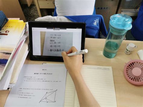 国际学校用平板电脑上课 学生当主角热情高_手机新浪网