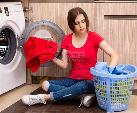 在家洗衣服的女人高清图片下载-正版图片506489241-摄图网