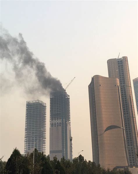 北京：望京一大楼顶部着火 浓烟滚滚(图)_手机凤凰网