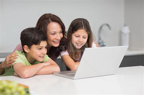 父亲有年幼的孩子在厨房用笔记本电脑兄弟童年女孩互联网儿子家庭技术女儿公寓微笑高清图片下载-正版图片321992163-摄图网