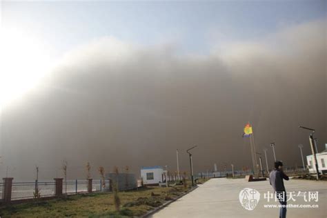 组图：新疆喀什强沙尘暴似灾难大片 警察蜀黍成“土人”