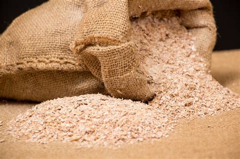 常年供应小麦麸皮 新鲜粗麦麸细麦麸 干净无杂质家禽家畜饲料添加-阿里巴巴